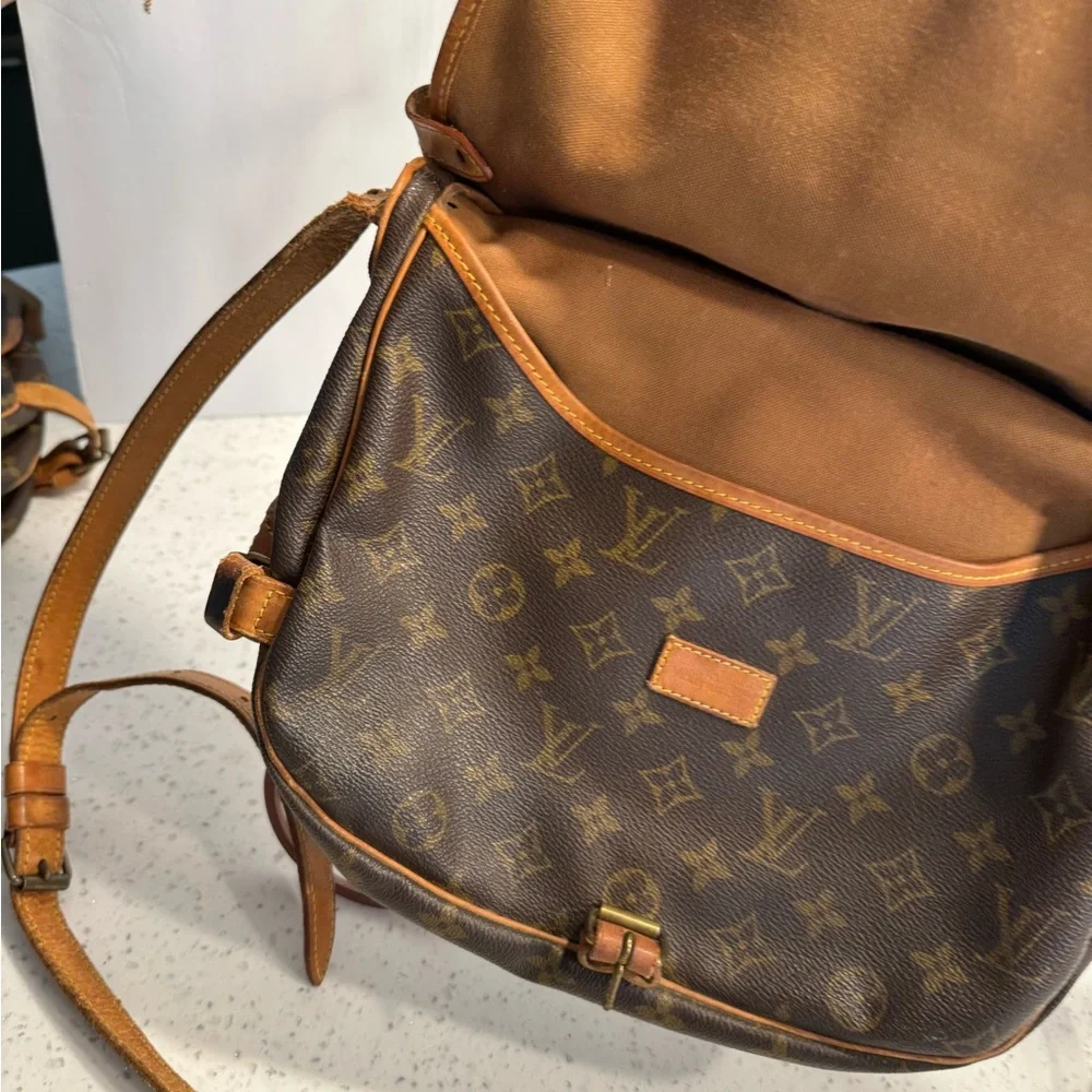 Louis Vuitton Purse - Picture 3 of 13